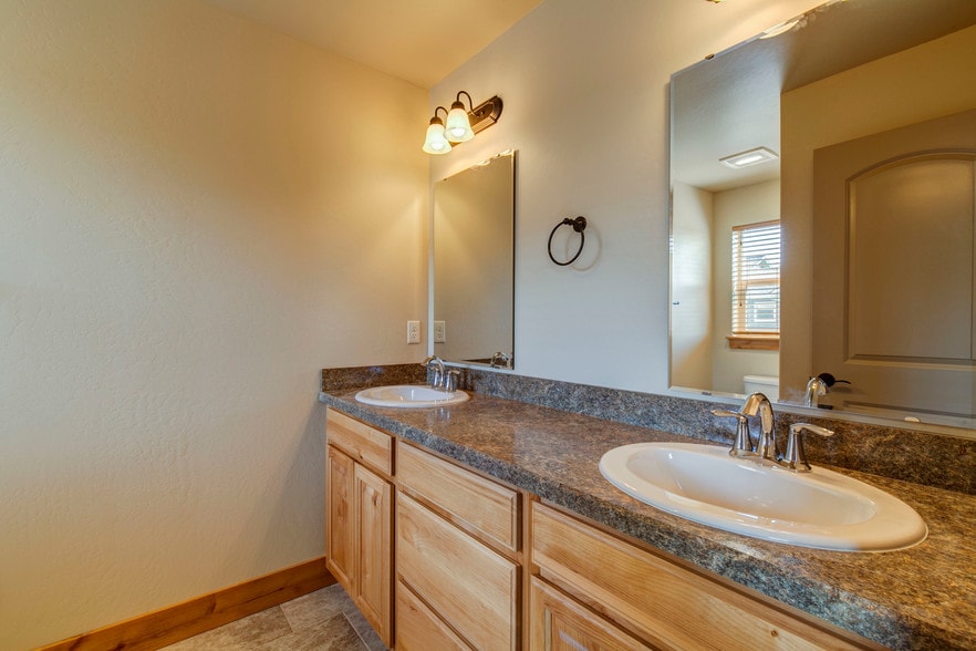 Building Photo - 4737 Sherwood Way