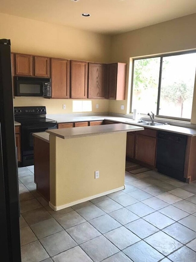 Building Photo - 3-bedroom in gated community w/community pool