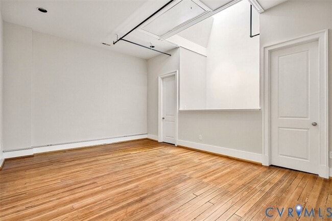 Building Photo - 105 E Broad St