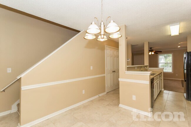 Building Photo - 1318 N Hampton Dr