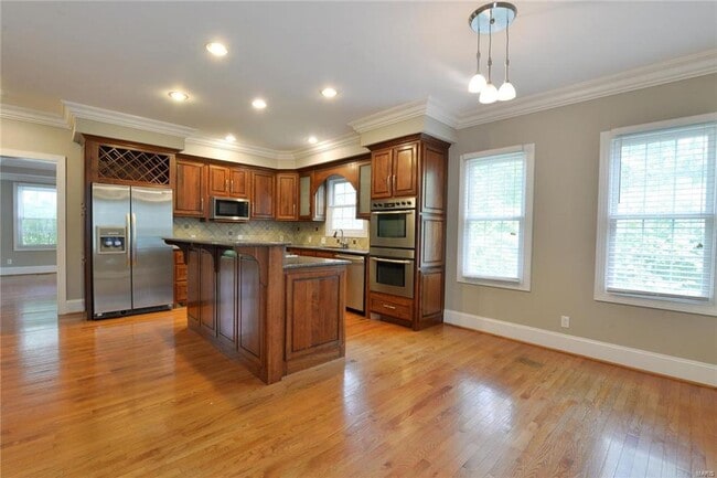 Building Photo - 8940 Ladue Rd