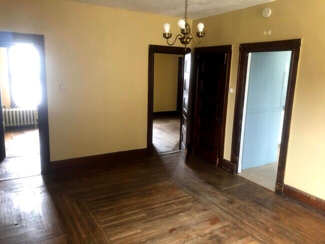 Building Photo - 16 Benton St