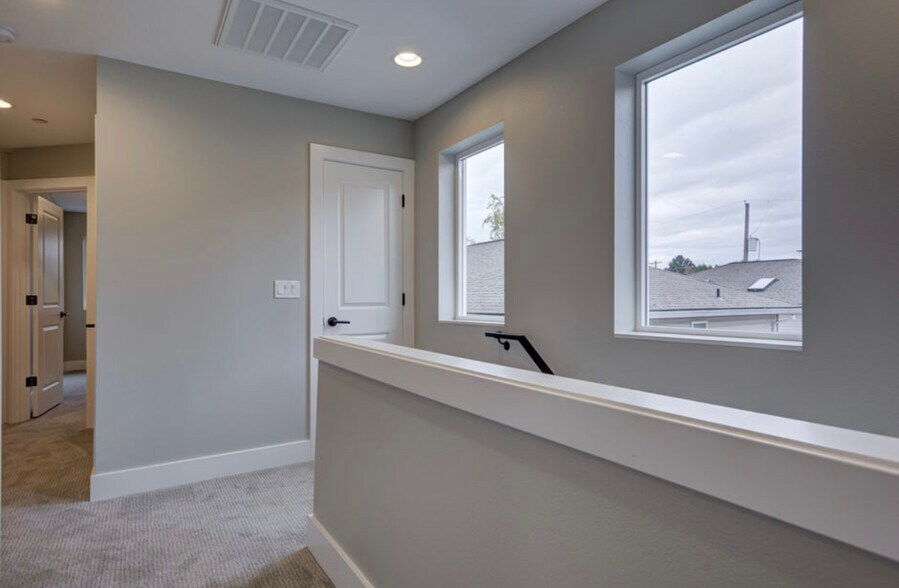 Building Photo - 6049 NE Flanders St