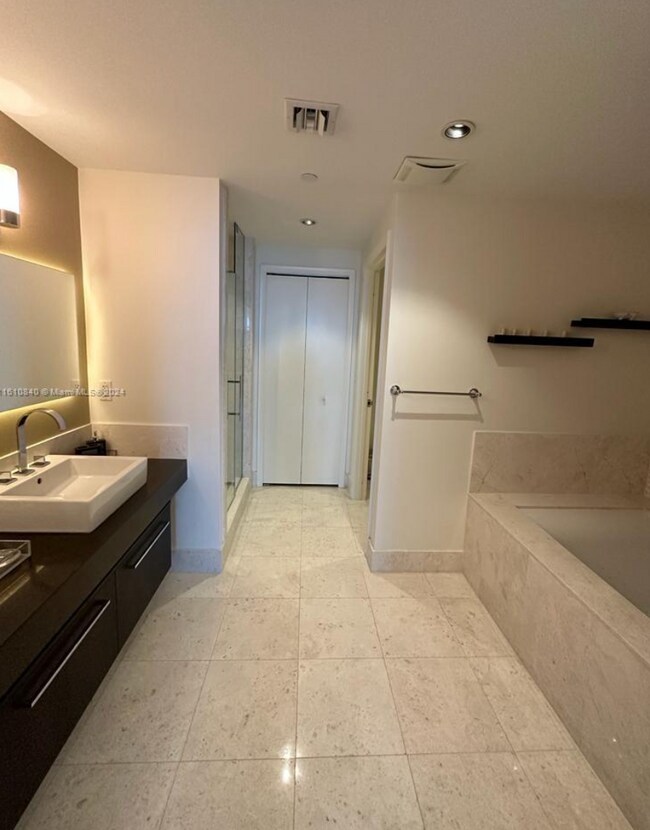Building Photo - Breathtaking views from this fully furnish...