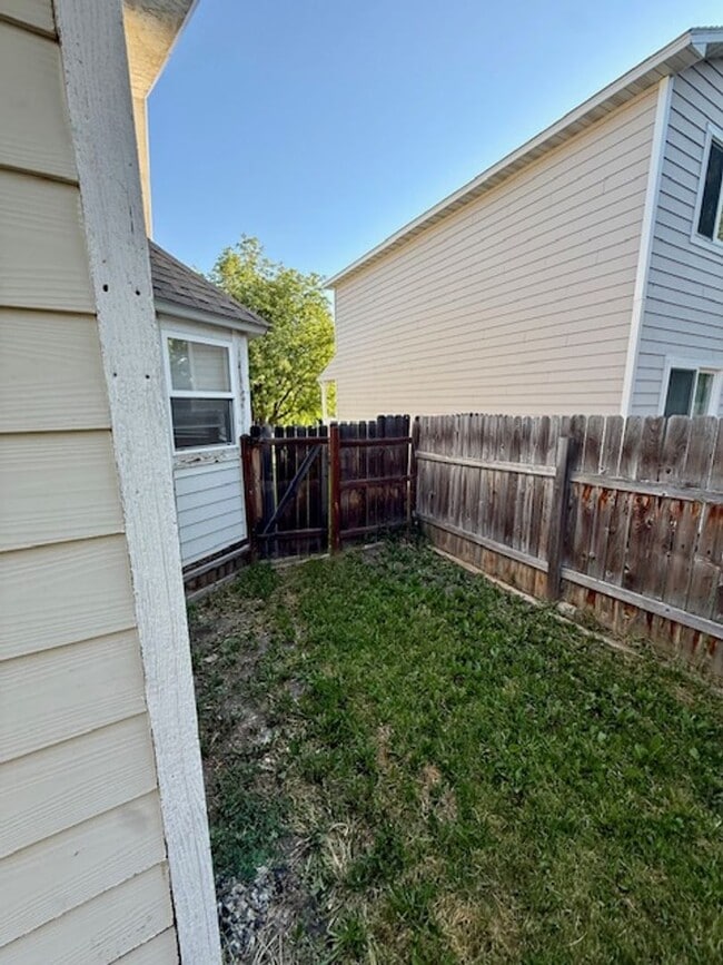 Building Photo - 2 Bed, 2 Bath Duplex with fenced yard in B...