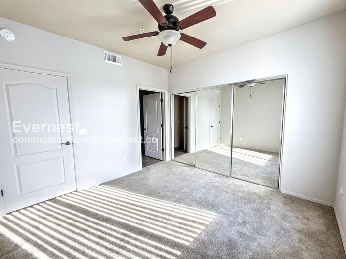Building Photo - 2550 E River Rd
