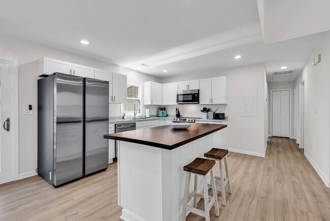 Building Photo - 2405 Bert Dr