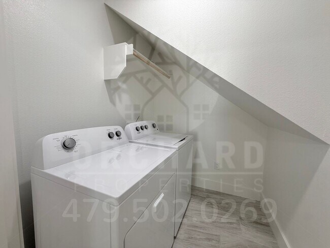 Building Photo - 2002 E Brookview Dr