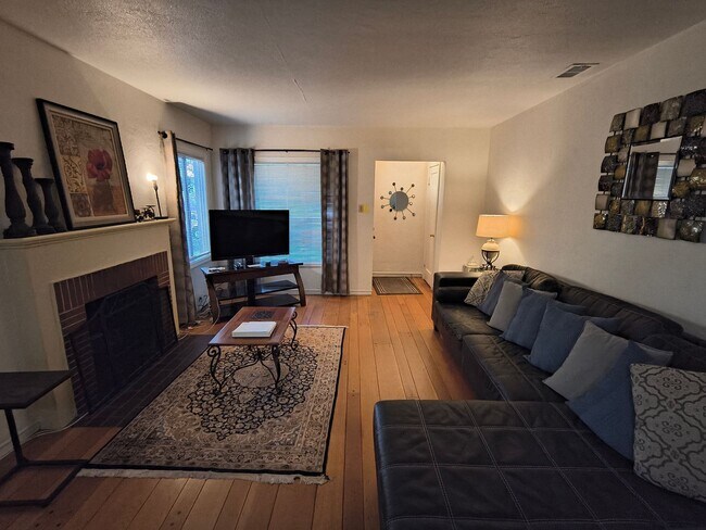 Building Photo - Cozy 3 BD/2 BATH Single Family Home With 2 Floors Located in Albany, Ca.