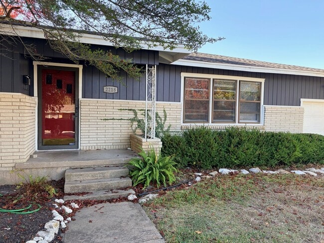 Building Photo - 2218 Rosewood Dr