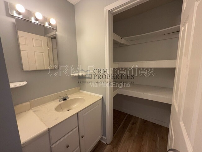 Building Photo - 1528 E Gimber St