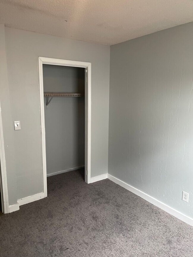 Building Photo - 3 bed 1.5 bath 1500