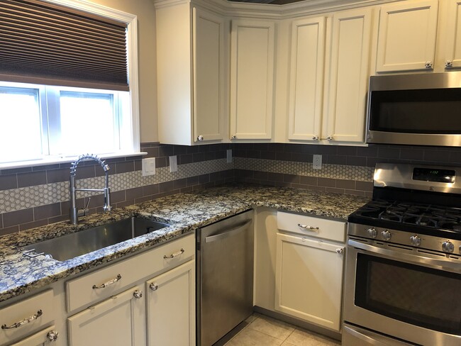 Building Photo - 147 Rock Ledge Ct