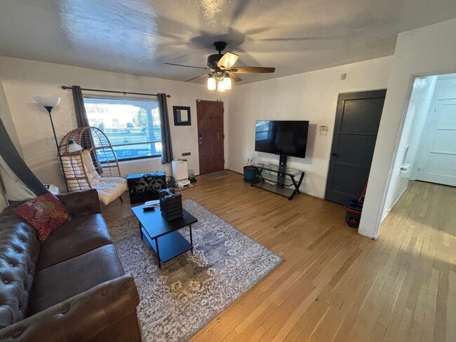 Building Photo - 825 Palomas Dr SE