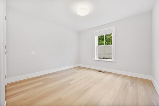 Building Photo - 7 Cos Cob Ave