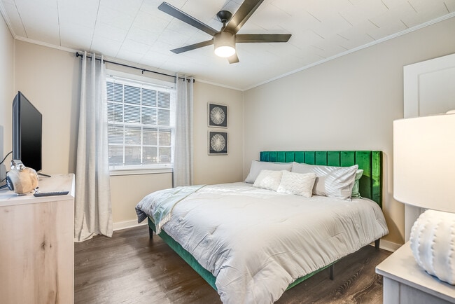 Building Photo - Evora