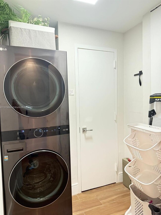 Building Photo - 711 Crandon Blvd