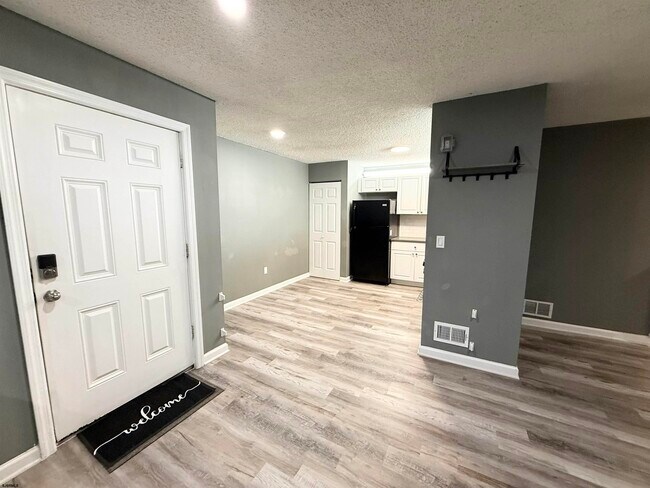 Building Photo - 12 Colonial Ct