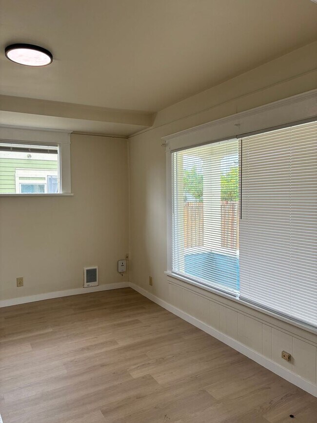 Building Photo - 2 Bedroom, 1 Bedroom Home for Rent