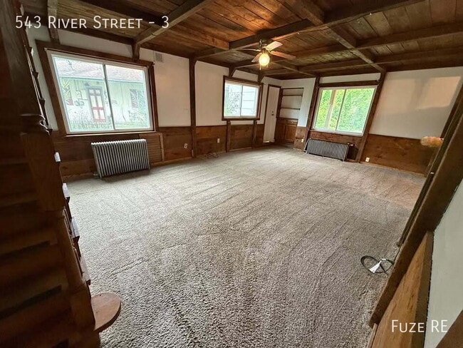 Building Photo - 543 River St