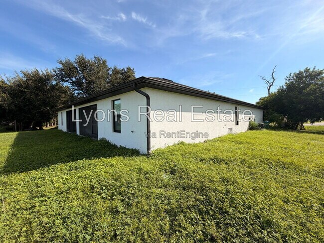 Building Photo - 546 SE 5th Pl