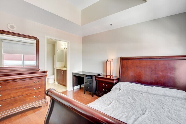 Building Photo - Fully Furnished Modern 2-Bedroom Condo at ...