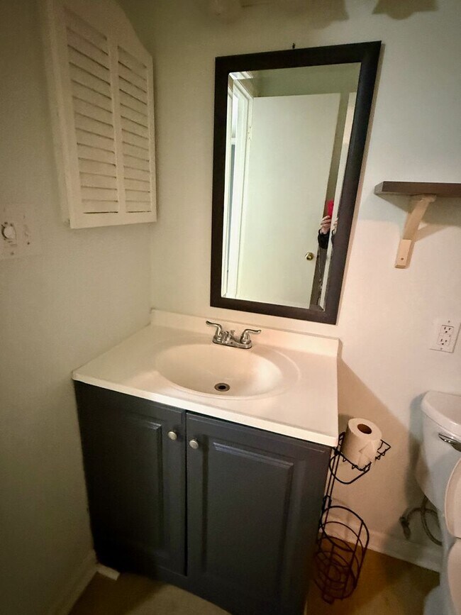 Building Photo - Comfortable coastal living in a convenient mid-island location! Available Now!