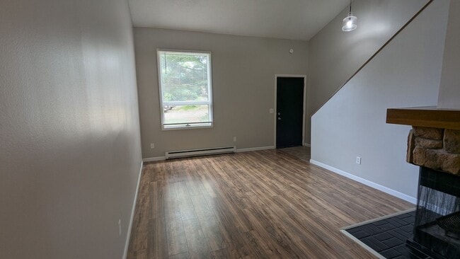 Building Photo - 847 Kerns Dr NE