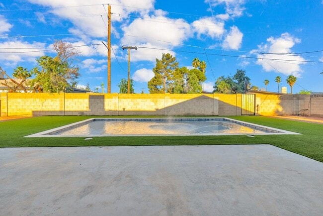 Building Photo - Completely Remodeled 6 bedroom/4 bath Home with New Pool