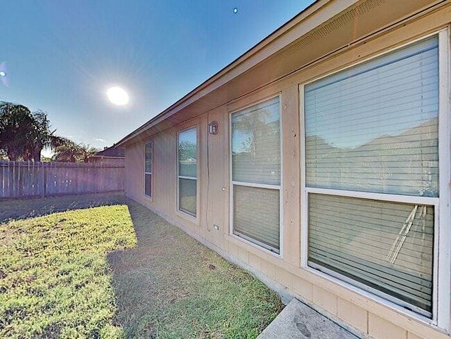 Building Photo - No Application Fee* $500 off first months ...