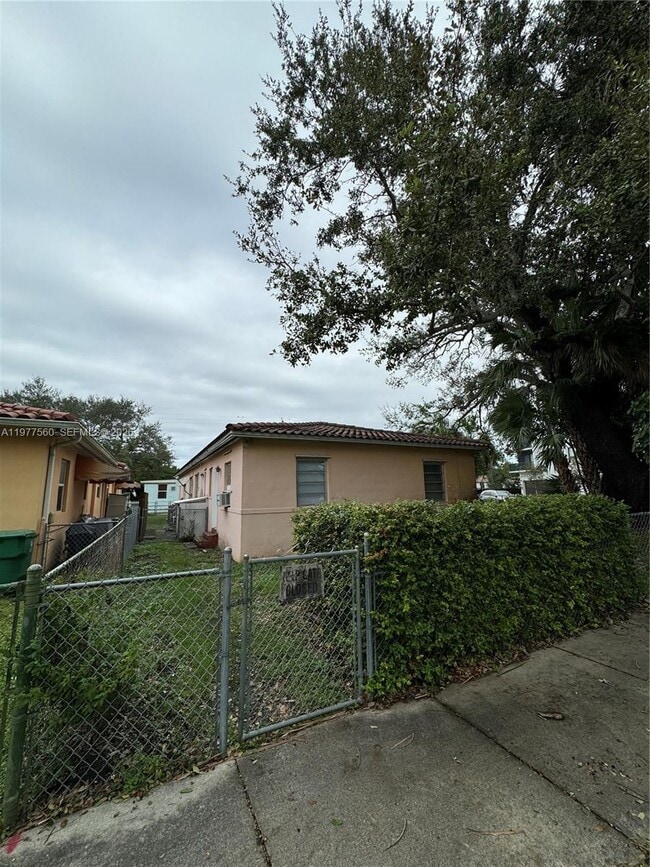 Building Photo - 2652 SW 23rd Ave