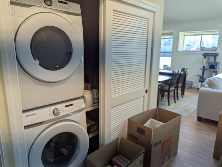 Laudry & Linen Closet - 225 W Pastorius St