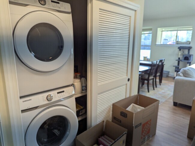 Laudry & Linen Closet - 225 W Pastorius St