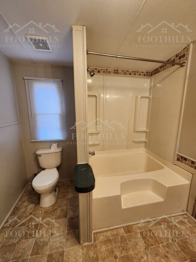 Building Photo - 924 Lebanon Rd