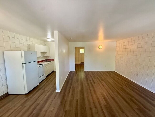 Building Photo - 1/2 Off First Month! Second-Floor 1-Bedroom Near City Park