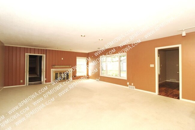 Building Photo - OVER 3000 SQ FT!!!  3 Bedroom, 2 Bath, 2 H...