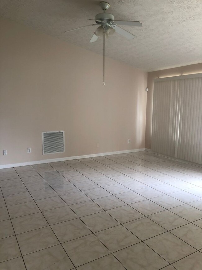 Building Photo - 4 bedroom 3 bath. RENT  IS $2,400.00 A MONTH