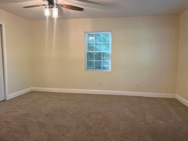 Building Photo - 110 Miller St