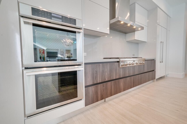 Building Photo - 4011 Bayview Dr