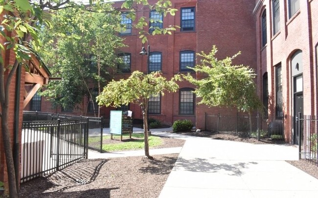 Building Photo - 140 Russ St
