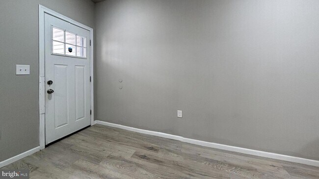 Building Photo - 141 N Peach St