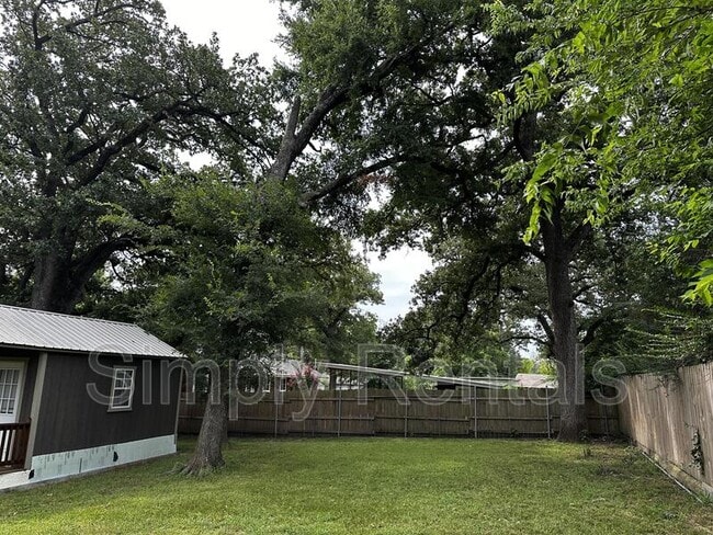 Building Photo - Kingston Rd 906