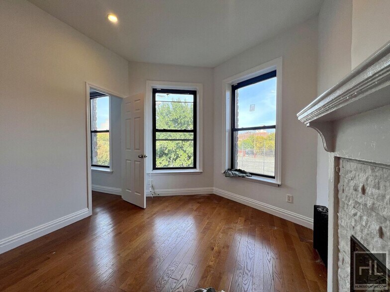 Building Photo - 3BR 2BA Top Floor Bedstuy Townhouse Origin...