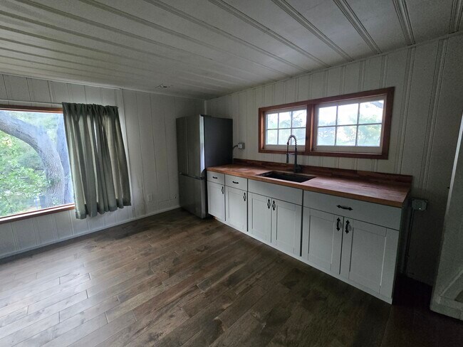 Building Photo - 9710 Mistletoe Rd