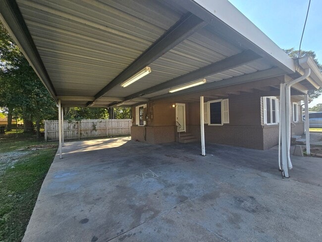 Building Photo - 2 Bed/1 Bath House