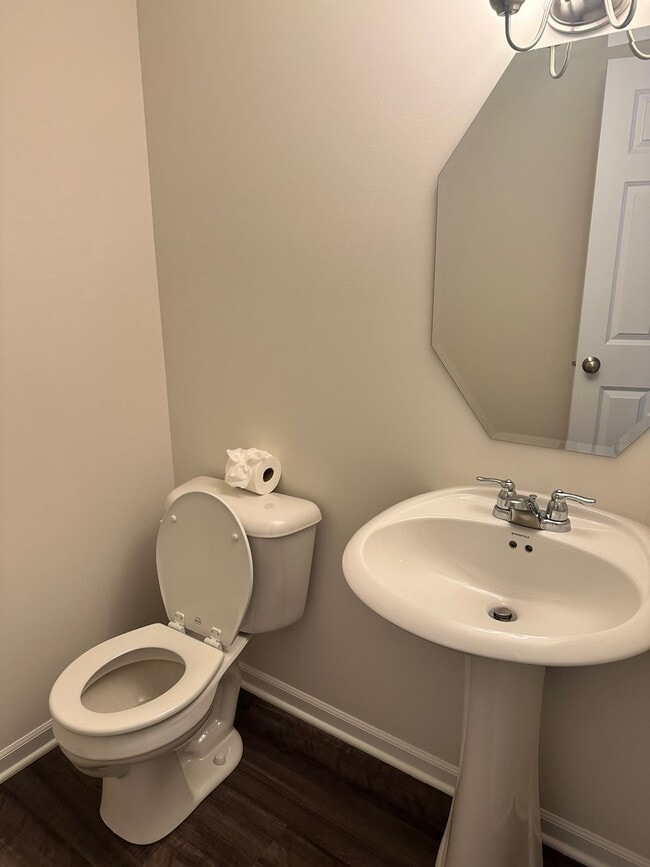 Powder room - 1601 Albany St