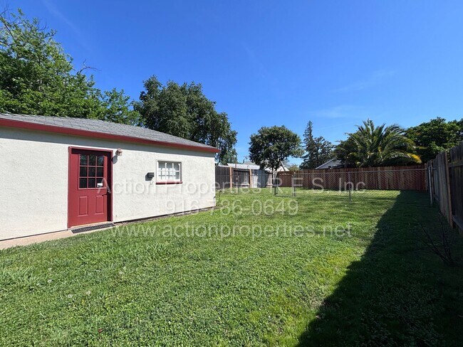 Building Photo - Cottage Style Home in the Heart of Roseville - Large Yard - Completely Renovated!