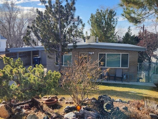 Building Photo - 185 Country Club Dr