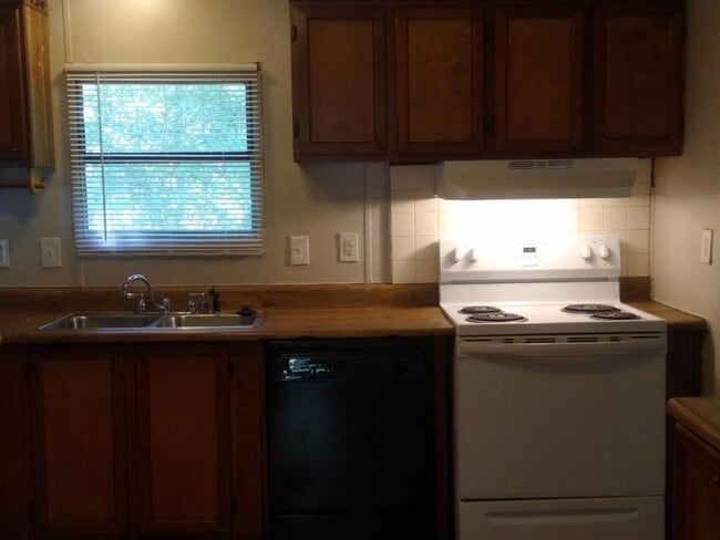 Building Photo - 107 Oak View Dr