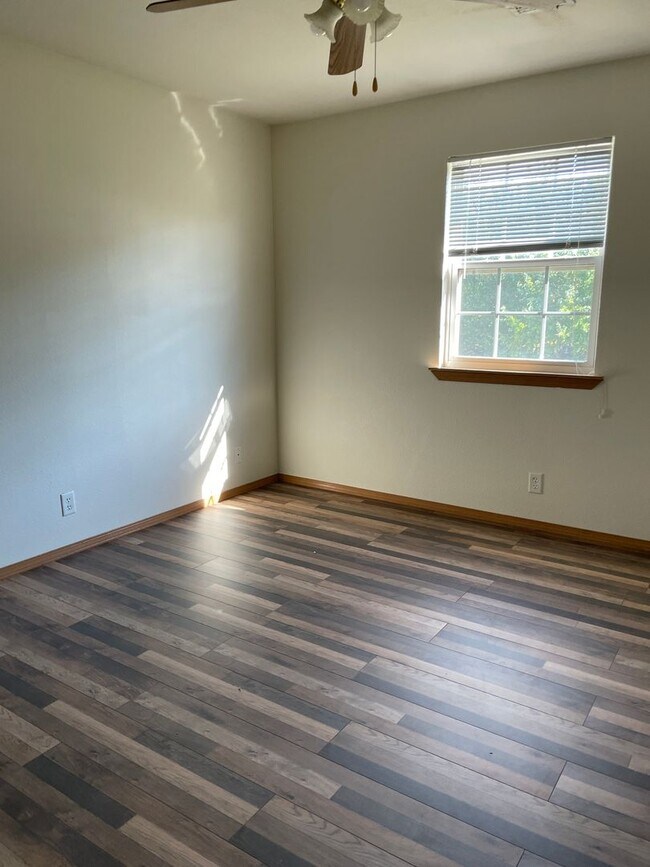 Building Photo - Newly Remodeled 2BR/2BA Apartment in Jopli...
